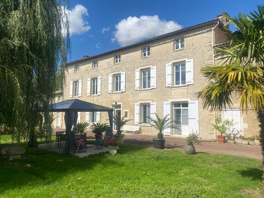 BRIOUX-SUR-BOUTONNE Ferme 12 pièce(s) 260 m2 avec hangar, garage et grange atelier 2