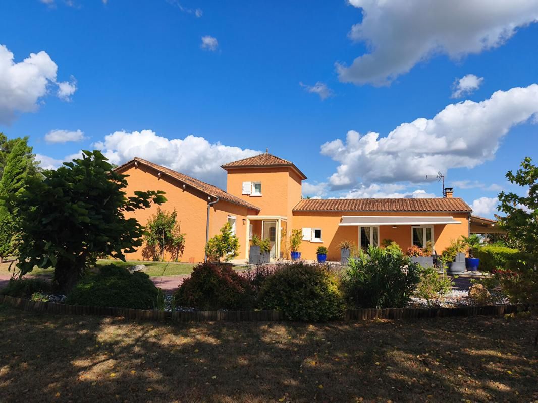 ANTONNE-ET-TRIGONANT Confortable maison contemporaine au calme, 4 chambres, séjour double avec cheminée, beau parc paysagé 1