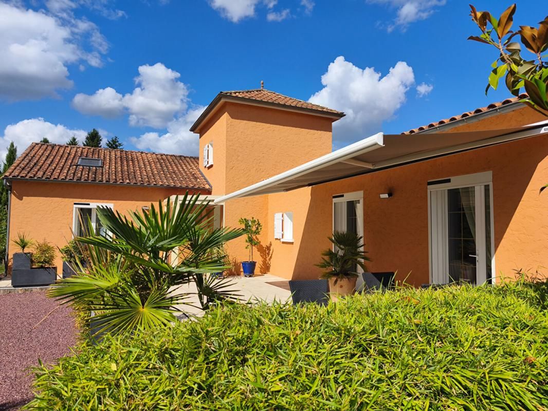 ANTONNE-ET-TRIGONANT Confortable maison contemporaine au calme, 4 chambres, séjour double avec cheminée, beau parc paysagé 3