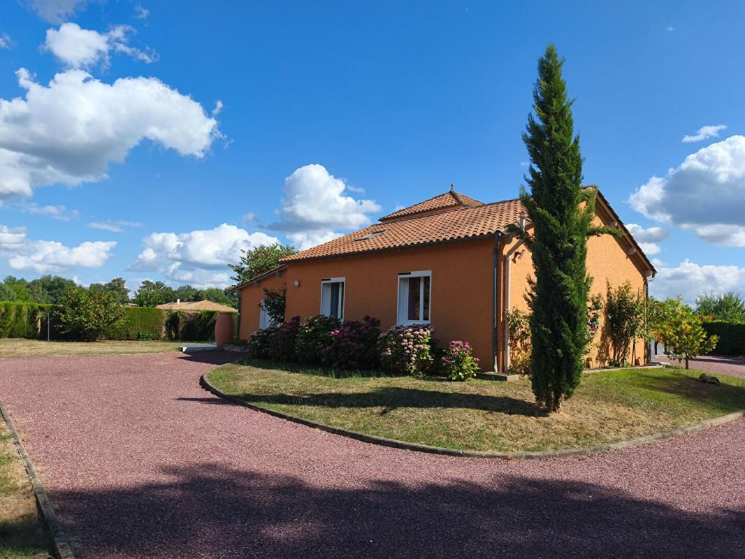 ANTONNE-ET-TRIGONANT Confortable maison contemporaine au calme, 4 chambres, séjour double avec cheminée, beau parc paysagé 4