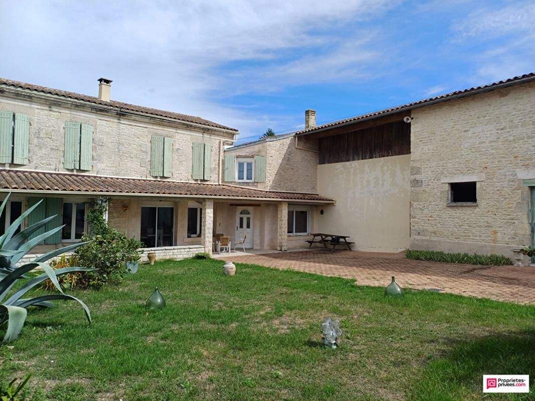 EPANNES Epannes - maison en pierre avec dépendances 1