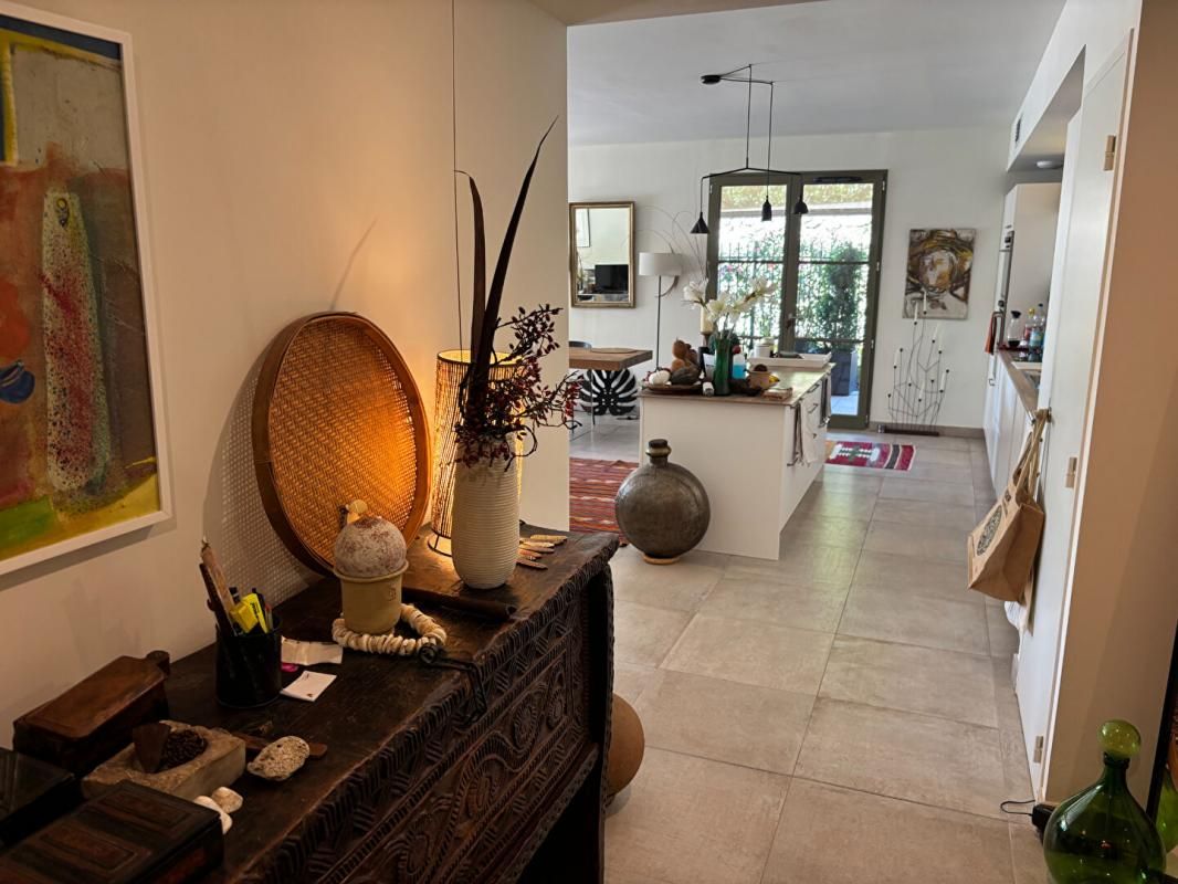 UZES Exclusivité : Appartement  de standing avec  jardin et bassin 2