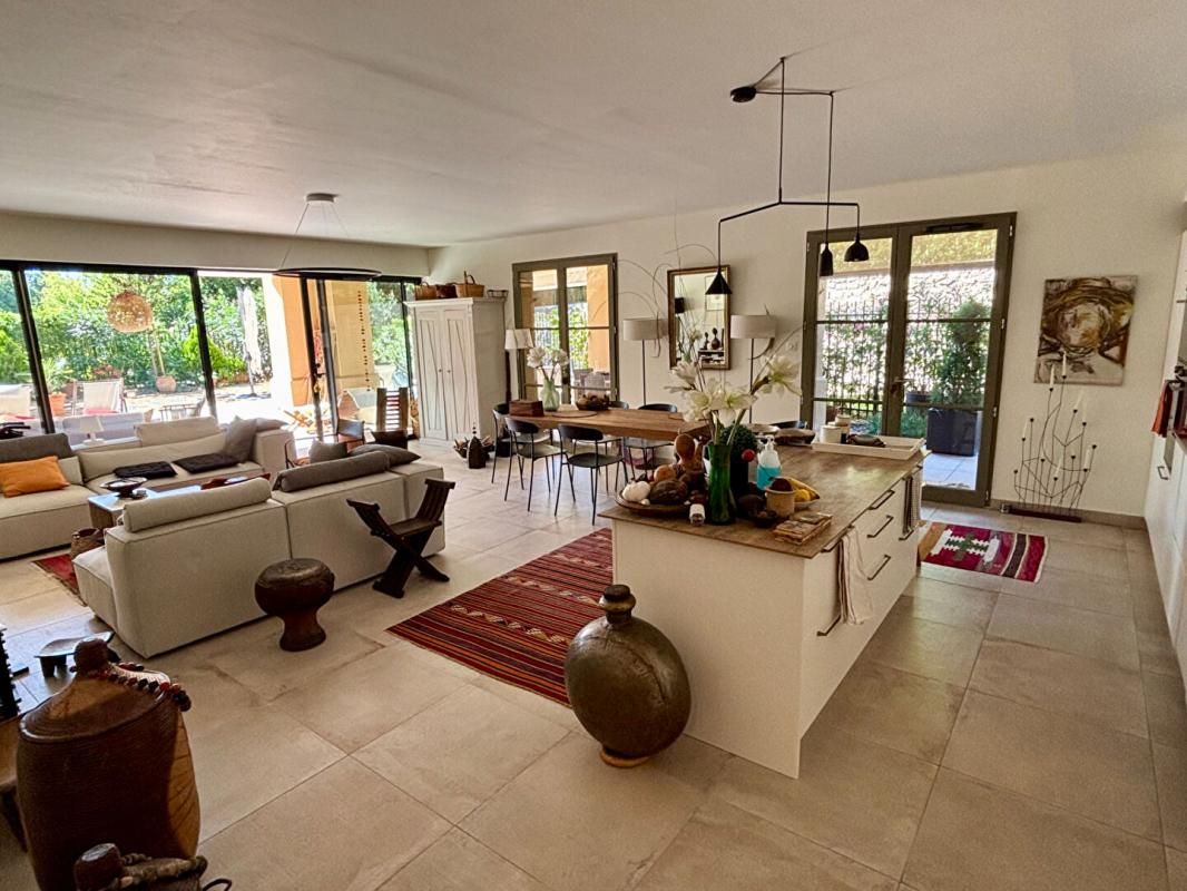 UZES Exclusivité : Appartement  de standing avec  jardin et bassin 3