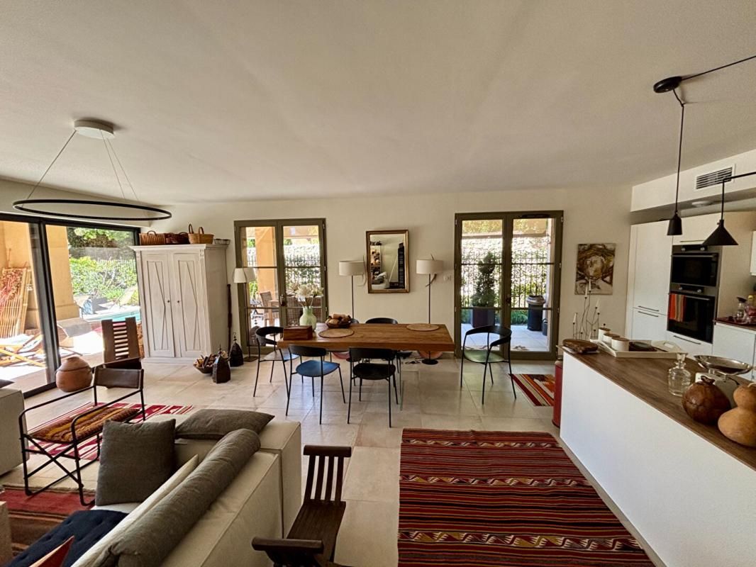 UZES Exclusivité : Appartement  de standing avec  jardin et bassin 4