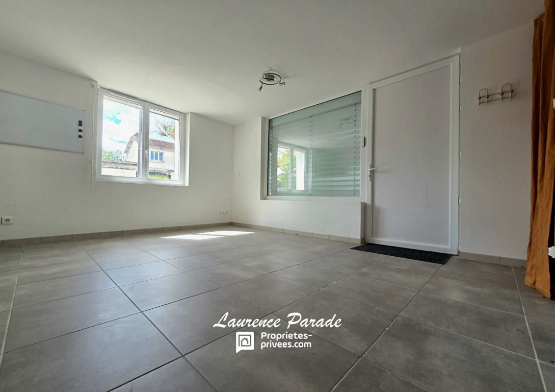 MONTPON-MENESTEROL Ensemble immobilier avec fort potentiel, hangar, jardin 2