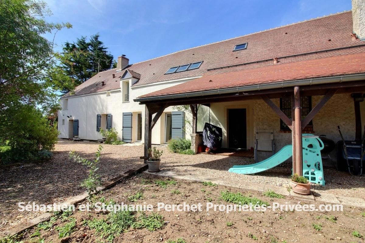 OUZOUER-LE-MARCHE Ancien relais de poste de 236m2 sur un terrain de 1257 m2 3