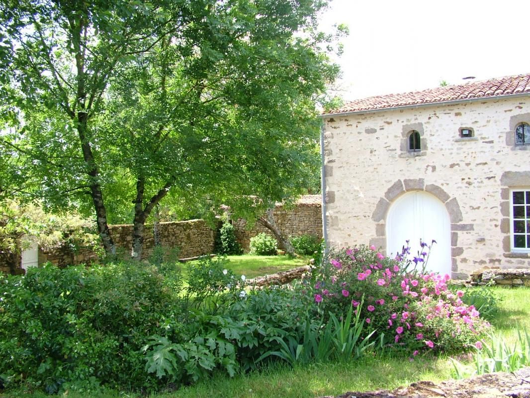 MARSAIS-SAINTE-RADEGONDE Demeure de prestige Marsais Sainte Radegonde 10 pièce(s) 259 m2 2