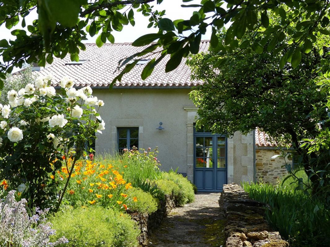 MARSAIS-SAINTE-RADEGONDE Demeure de prestige Marsais Sainte Radegonde 10 pièce(s) 259 m2 4