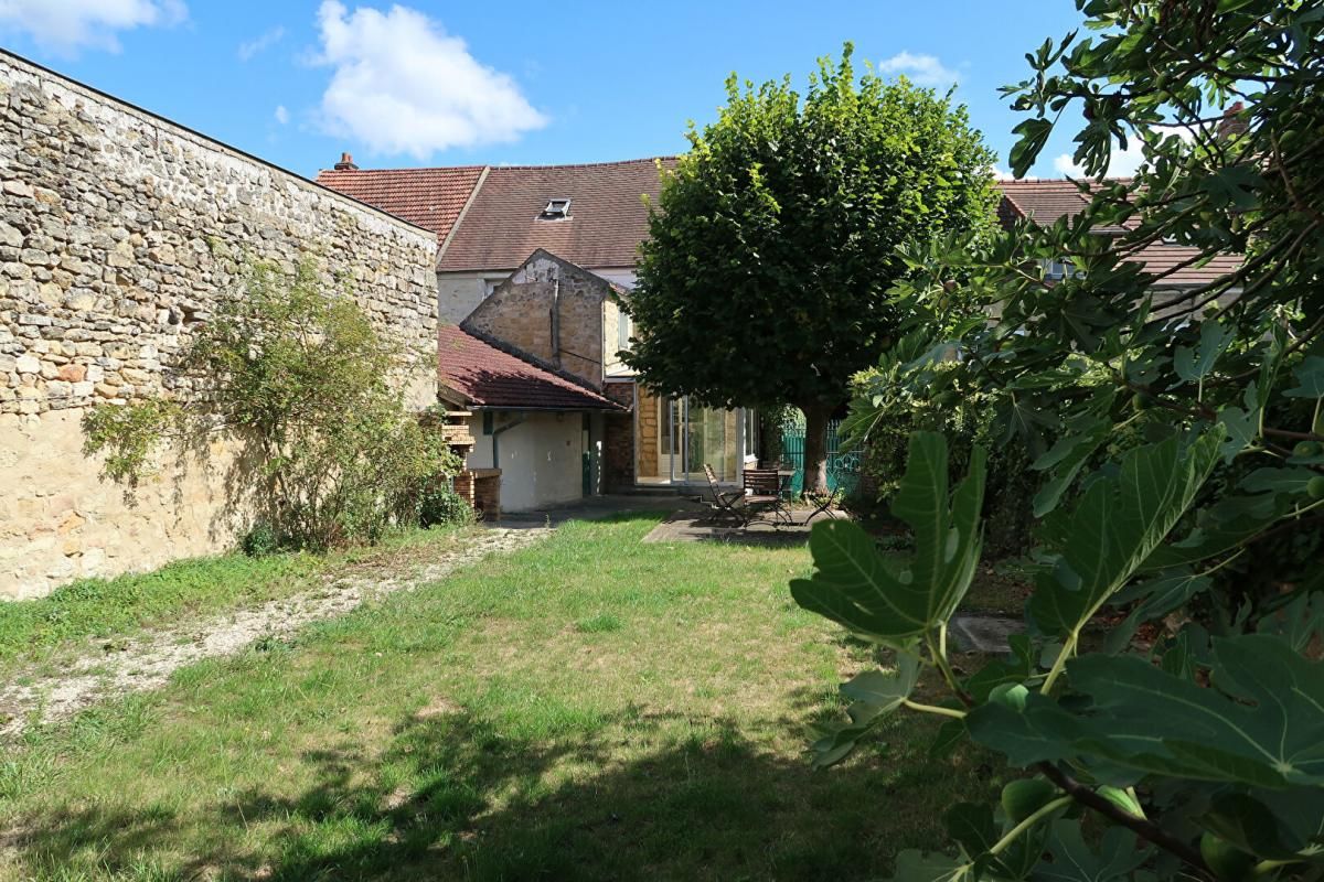 BOISSY L'AILLERIE - MAISON ANCIENNE DE 8 PIECES AVEC JOLI JARDIN