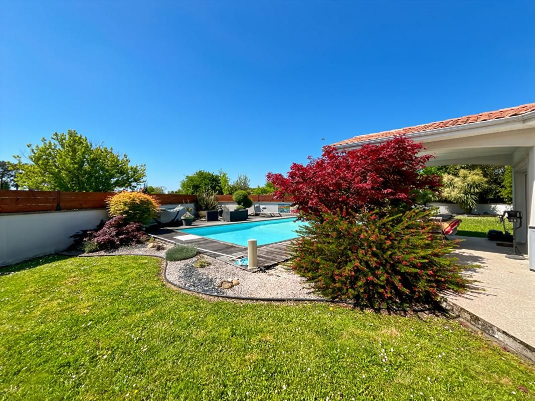 AMBARES-ET-LAGRAVE Ambarès ? Maison familiale 4 chambres avec piscine et vaste séjour lumineux 1