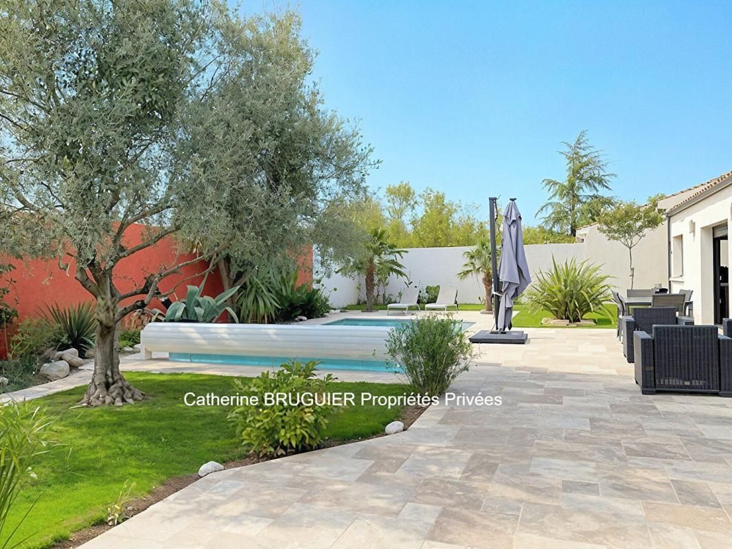 SAINT-SAUVEUR-D'AUNIS Villa de plain pied 135 m2 4 chambres garage double jardin clos 2