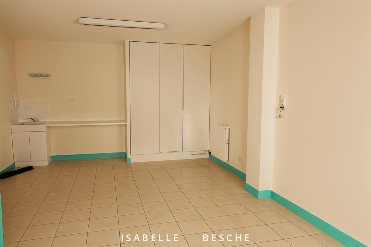 BORDEAUX EXCLUSIVITE Grand local polyvalent avec patio et  grand garage 2