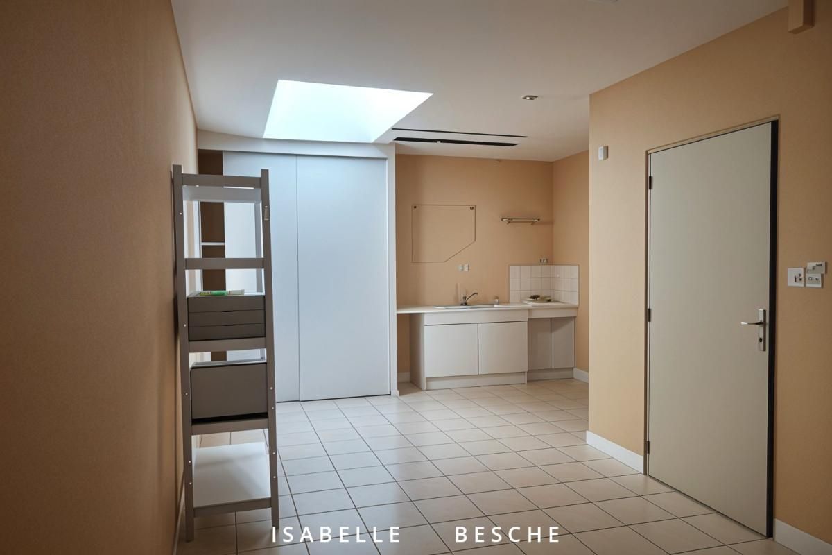 BORDEAUX EXCLUSIVITE Grand local polyvalent avec patio et  grand garage 4