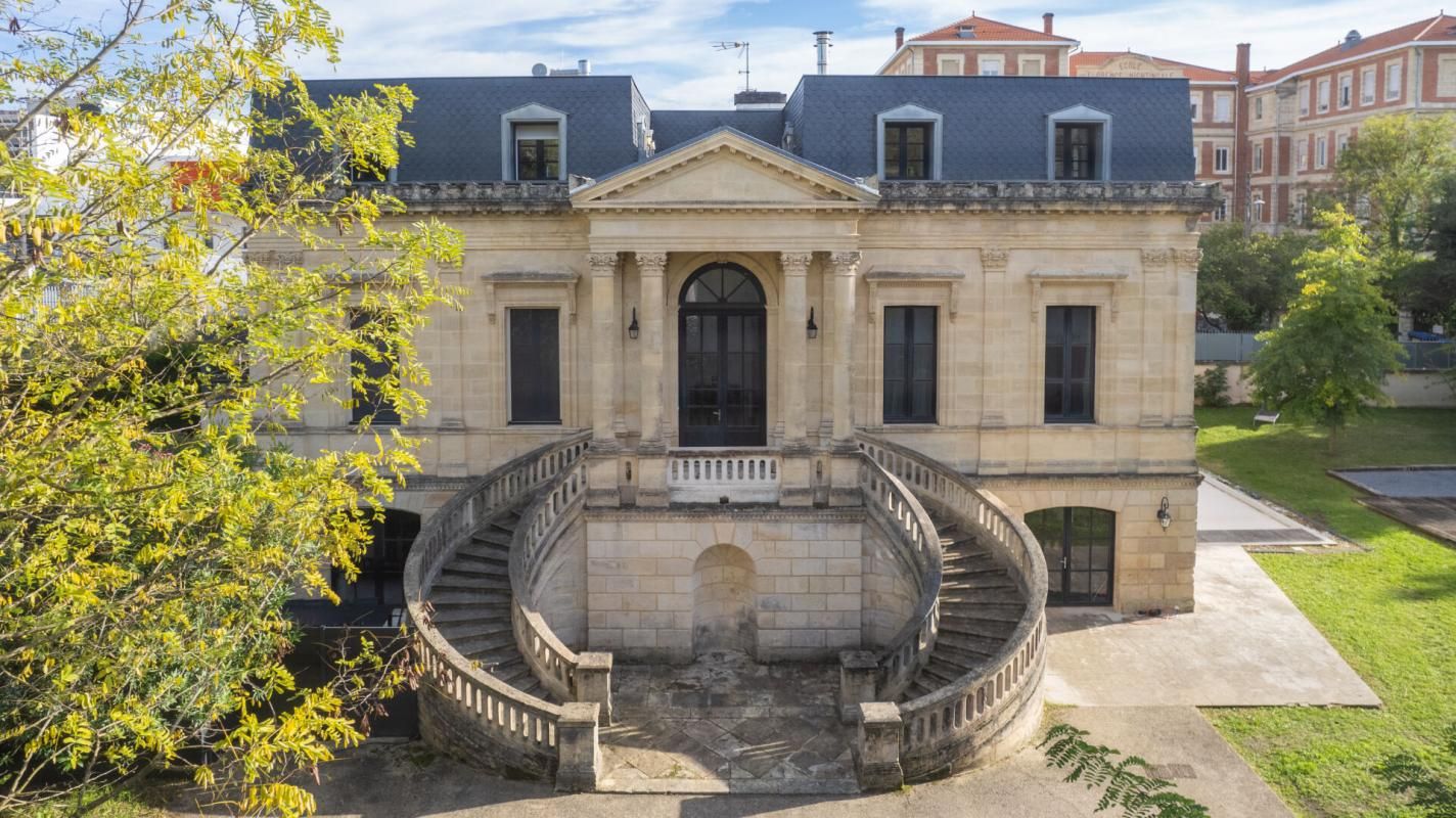 TALENCE MAGNIFIQUE DUPLEX FAMILIALE AVEC 4 CHAMBRES AVEC UN JARDIN PRIVATIF AVEC PISCINE 1