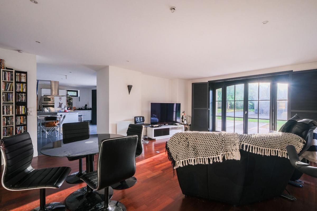 TALENCE MAGNIFIQUE DUPLEX FAMILIALE AVEC 4 CHAMBRES AVEC UN JARDIN PRIVATIF AVEC PISCINE 3