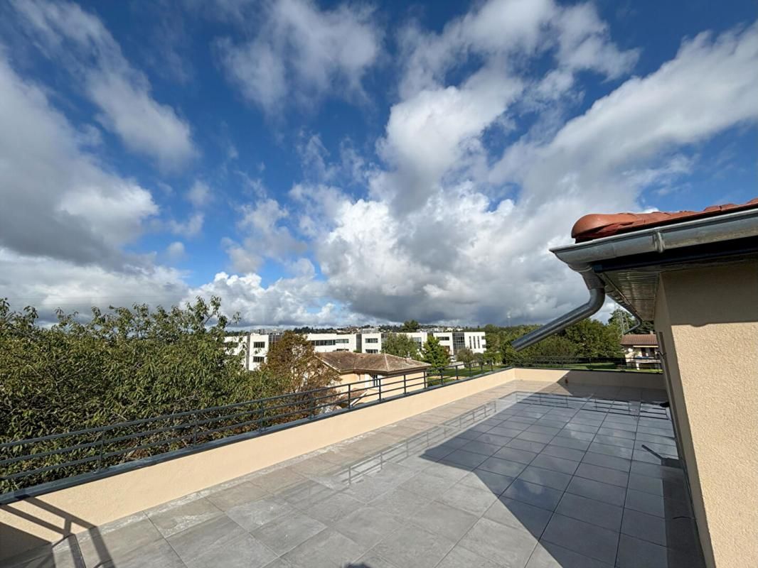 DARDILLY T4 76m² avec terrasse 40m² , Dernier étage , Dardilly ! 2