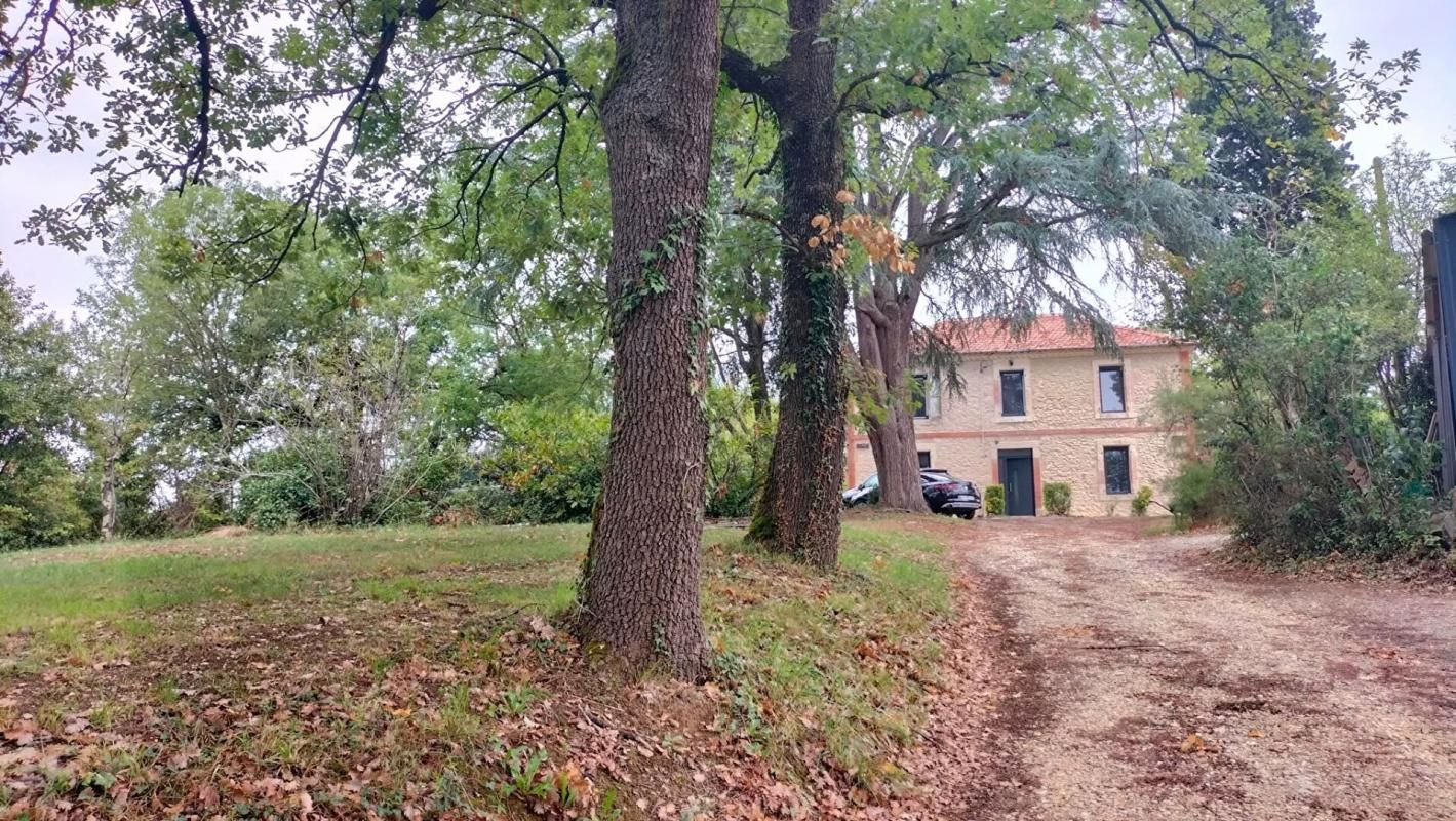 AUGNAX Demeure Augnax 8 pièce(s) 210 m2 1