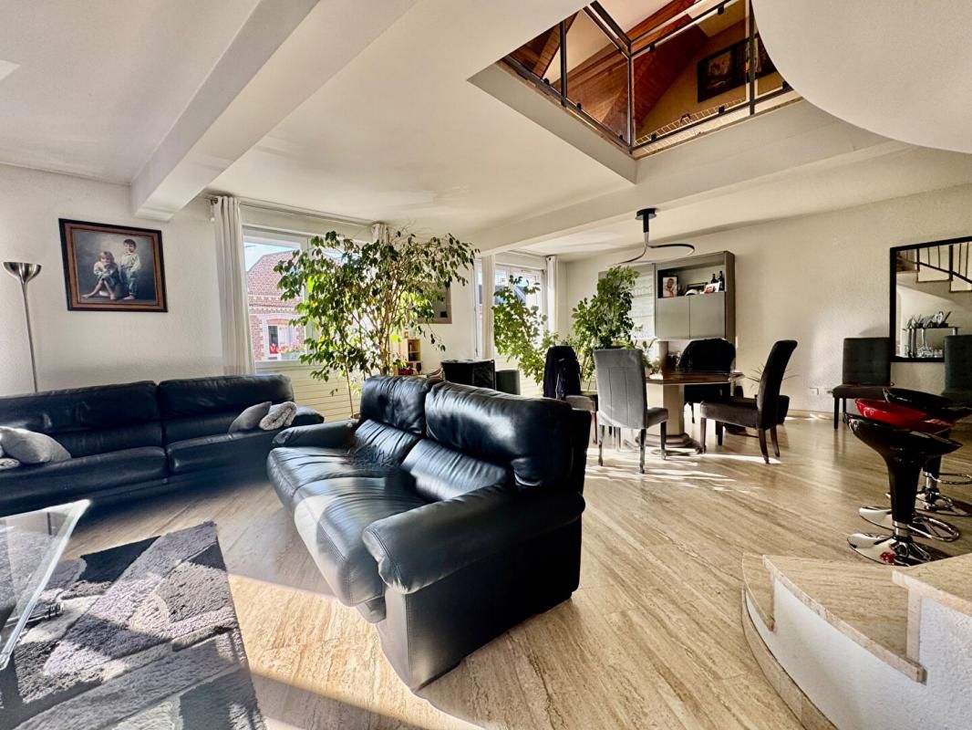 AMIENS Appartement Amiens 7 pièce(s) 194 m2  avec local commercial en RDC.  à Amiens 1