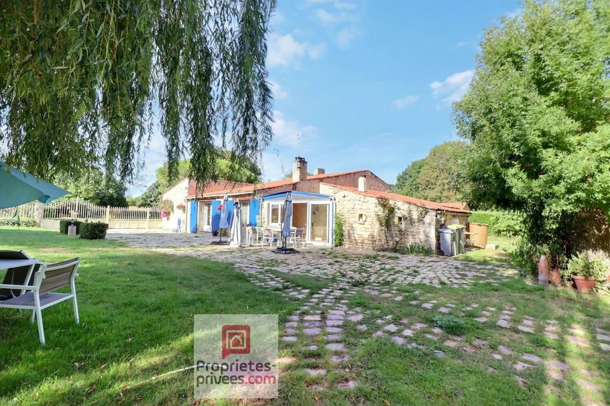 Ancien corps de ferme entièrement rénové - 230 m2  - 5 chambres - garage indépendant