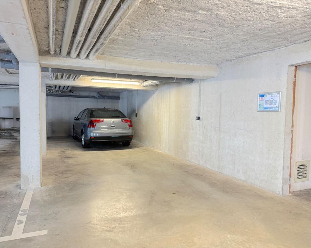BISCHHEIM Garage sécurisé - grand emplacement double de 35 m² 2