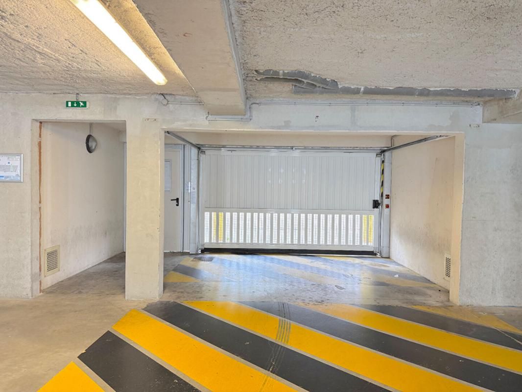 BISCHHEIM Garage sécurisé - grand emplacement double de 35 m² 3