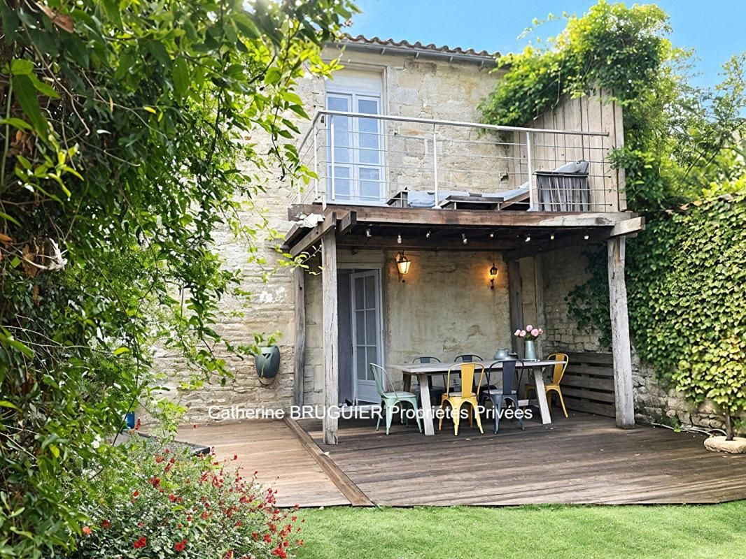 Maison de charme centre Marans 235 m2, 6 chambres, 2 garages piscine jardin