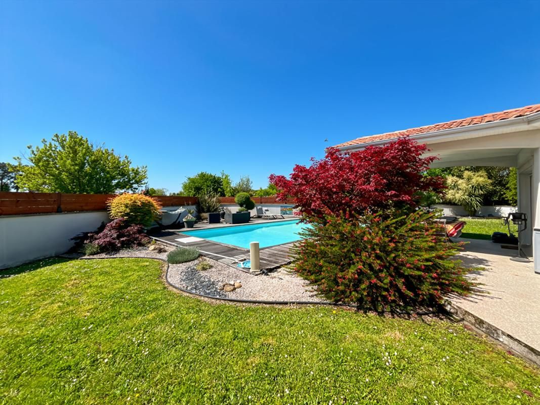 AMBARES-ET-LAGRAVE Maison familiale 155 m² à Ambarès-et-Lagrave 4 chambres, suite parentale, piscine, terrasse bois et garage 2