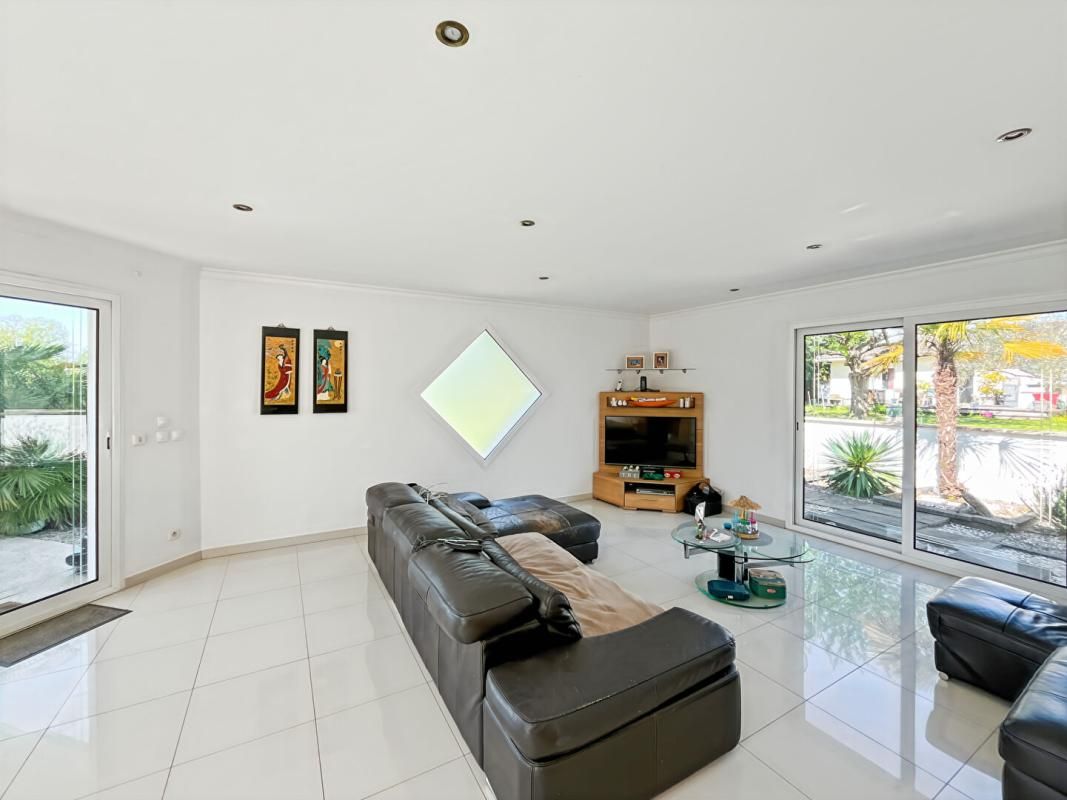 AMBARES-ET-LAGRAVE Maison familiale 155 m² à Ambarès-et-Lagrave 4 chambres, suite parentale, piscine, terrasse bois et garage 3