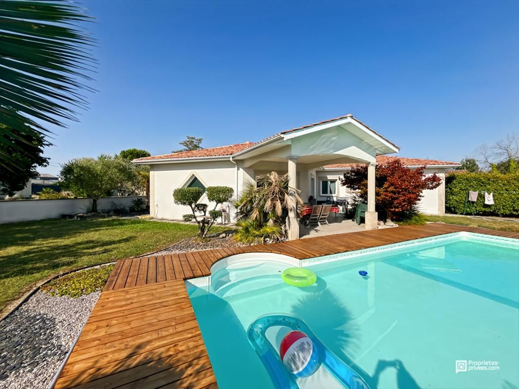 AMBARES-ET-LAGRAVE Maison familiale 155 m² à Ambarès-et-Lagrave 4 chambres, suite parentale, piscine, terrasse bois et garage 4