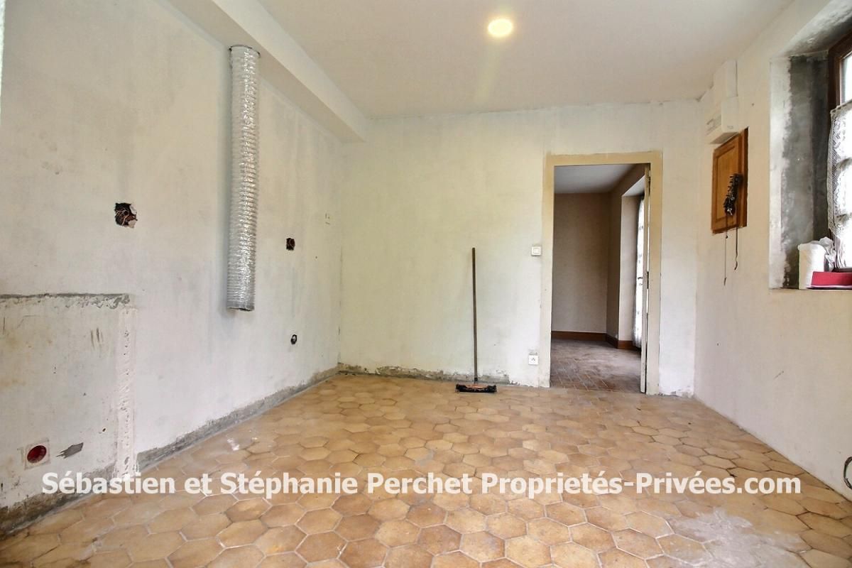 COINCES Maison 2 chambres 80 m2 sur 3890 m2 3