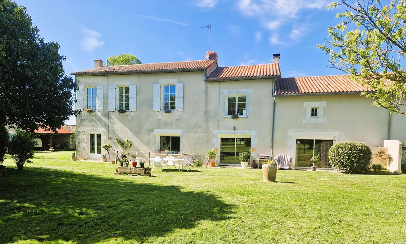 FLEURE Maison Fleure 6 pièce(s) 230 m2 1