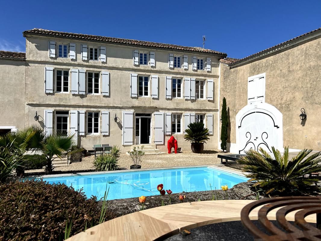 Maison Saint Genis D Hiersac 8 pièce(s) 270 m2