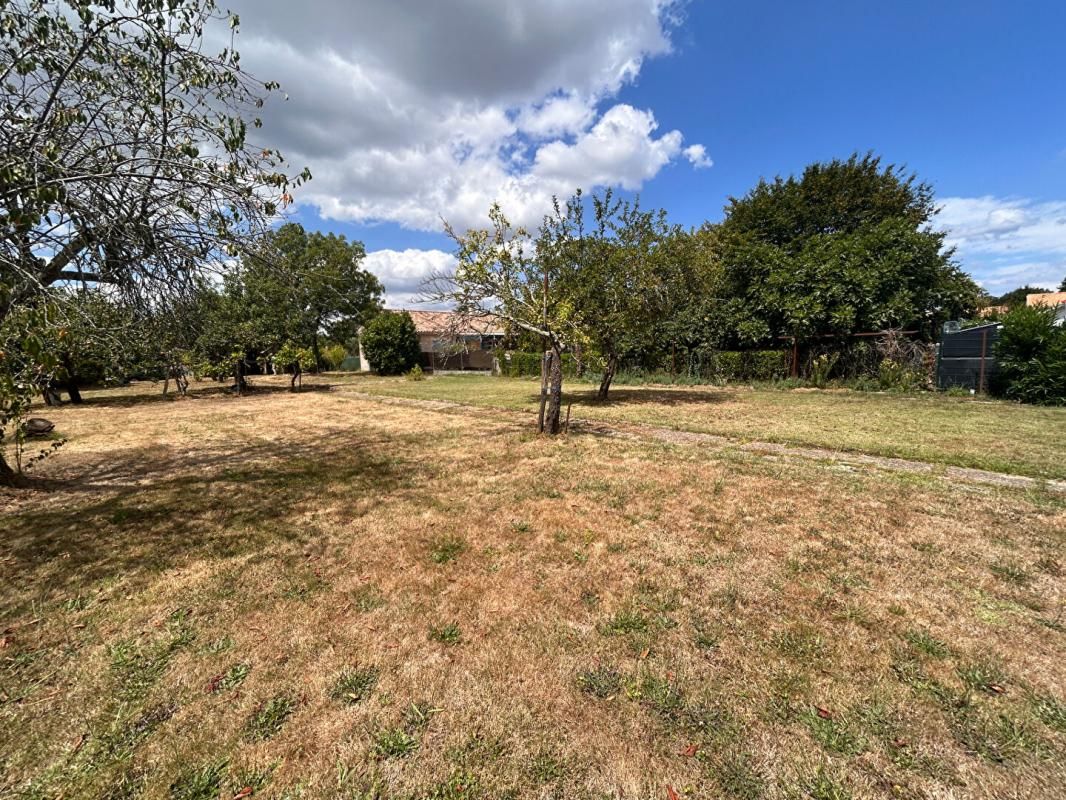 LORMONT Rare sur Lormont avec ce grand terrain constructible de 830m2 au calme dans un quartier résidentiel 3