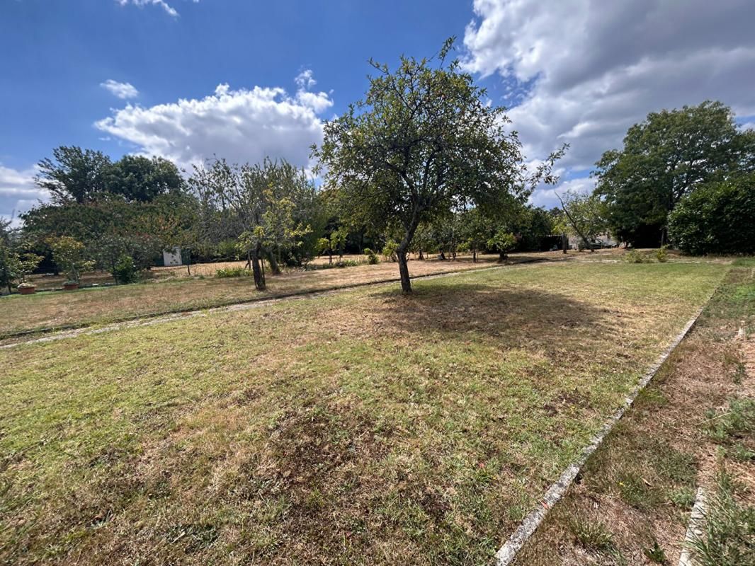 LORMONT Rare sur Lormont avec ce grand terrain constructible de 830m2 au calme dans un quartier résidentiel 4
