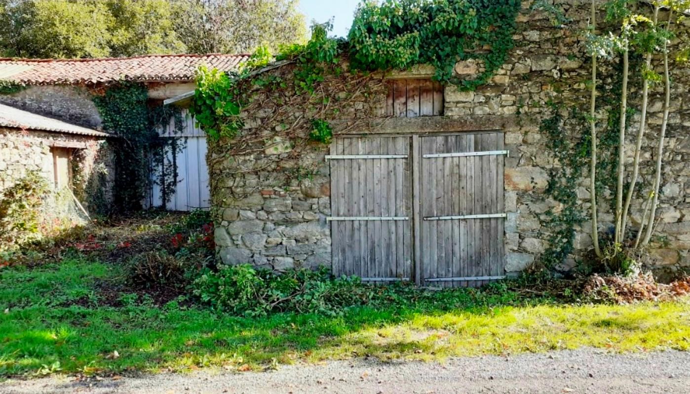 LES LUCS-SUR-BOULOGNE Terrain de loisirs, culture, et stockage avec bâtiments en pierres 1