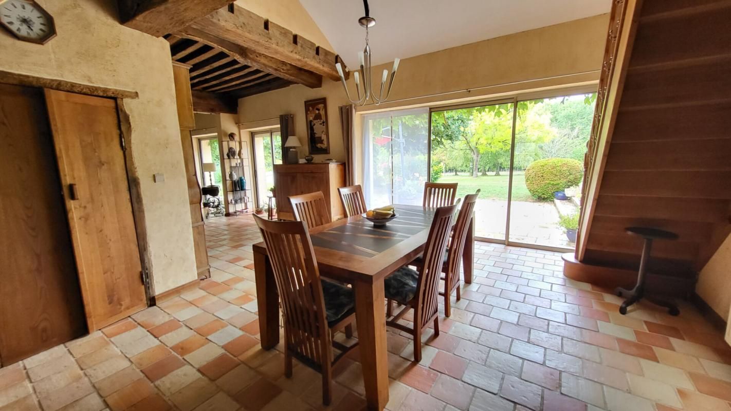 MUSSIDAN Proche Bergerac Maison de campagne en pierres 10 pièces , 305 m2 piscine grange et parc de 2ha 2