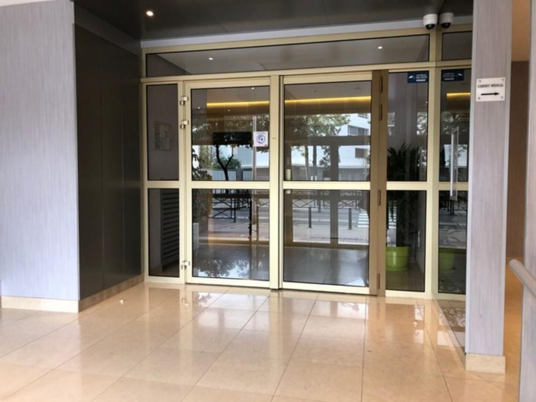 COURBEVOIE Appartement 2 pièces avec vue dégagée et balcon-Courbevoie Centre 1