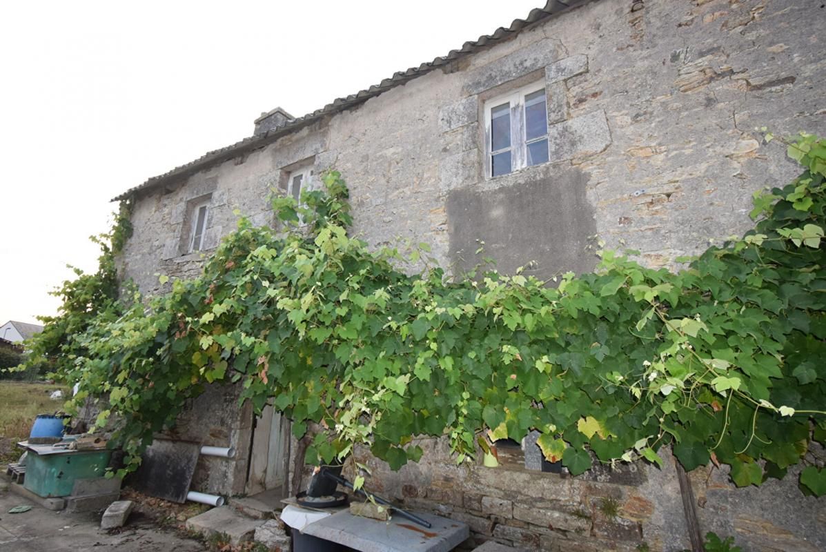 MELLAC Maison en pierre à rénover Mellac 4 pièce(s) 120 m2 1