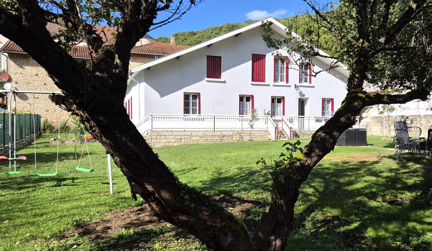 BAYARD-SUR-MARNE Belle Maison Individuelle de 180 m² Rénovée avec goût avec sa grande cour, balcon, garage, atelier, grange aménagée, cave voûtée, terrasse, dépendance et terrain clos et arboré de 1002 m² 1