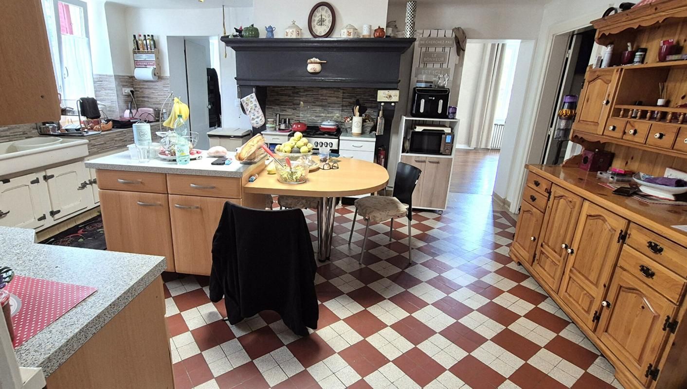 BAYARD-SUR-MARNE Belle Maison Individuelle de 180 m² Rénovée avec goût avec sa grande cour, balcon, garage, atelier, grange aménagée, cave voûtée, terrasse, dépendance et terrain clos et arboré de 1002 m² 2