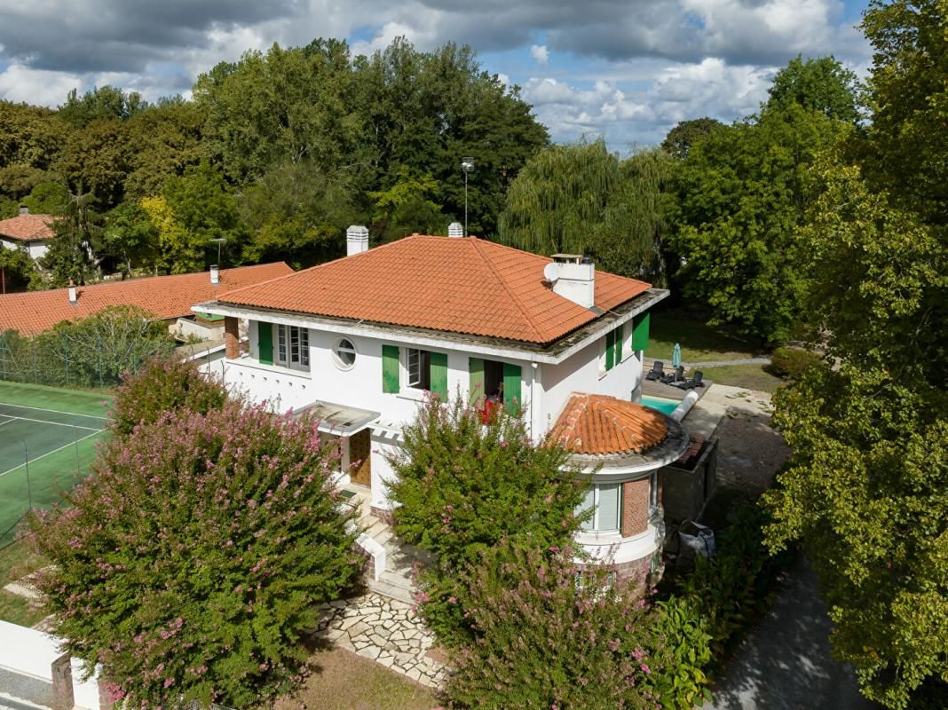 LABOUHEYRE Maison d'angle ART DÉCO avec piscine à Labouheyre 10 pièce(s) 204 m2 1