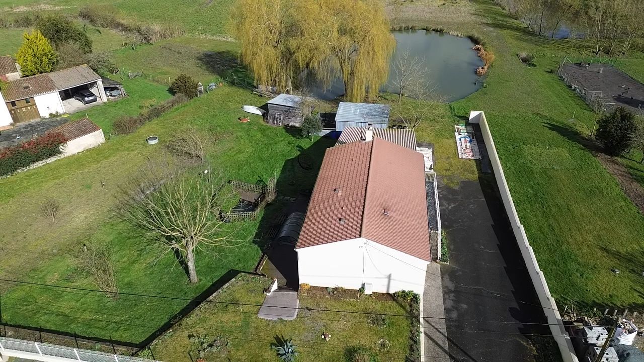 VIX SUPERBE MAISON SUR SOUS SOL   HANGAR  TERRAIN  AVEC PLAN D'EAU 2