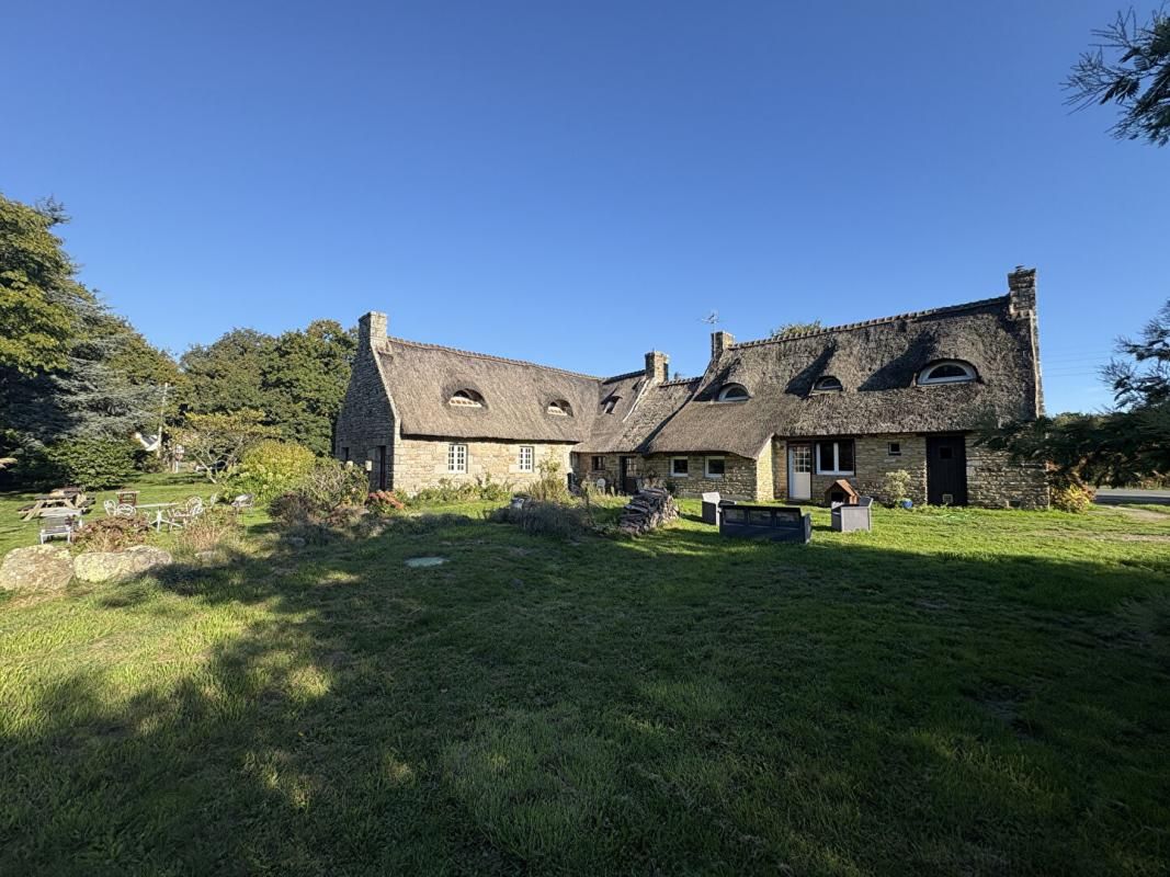 RIEC-SUR-BELON A vendre RIEC SUR BELON (29340) Ensemble de 2 Chaumières 11 pièces 3 chambres 275 m2 4