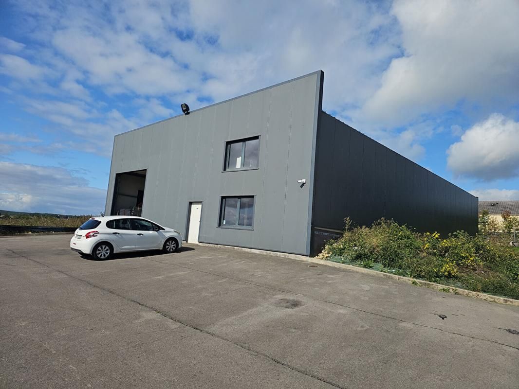 SAINT-AVOLD CREHANGE 57690 - MURS LOUES, ENTREPOTS, LOCAUX D'ACTIVITE avec MAISON 4