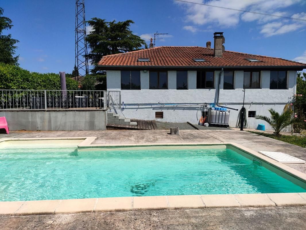 YVRAC MAISON 126 M² + STUDIO 42 M² + TERRAIN AVEC PISCINE 2