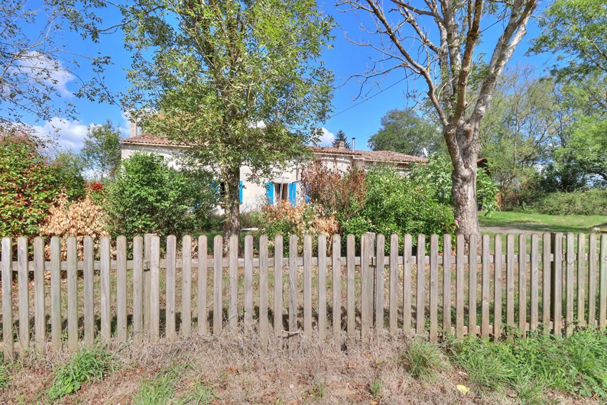 COURS Maison Cours 2 pièce(s) 91 m2 3