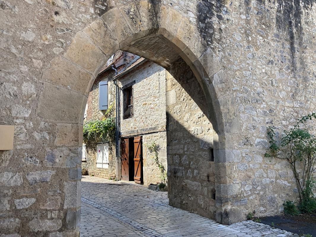 BELMONT-BRETENOUX Grange / garage dans le centre historique de Bretenoux 2