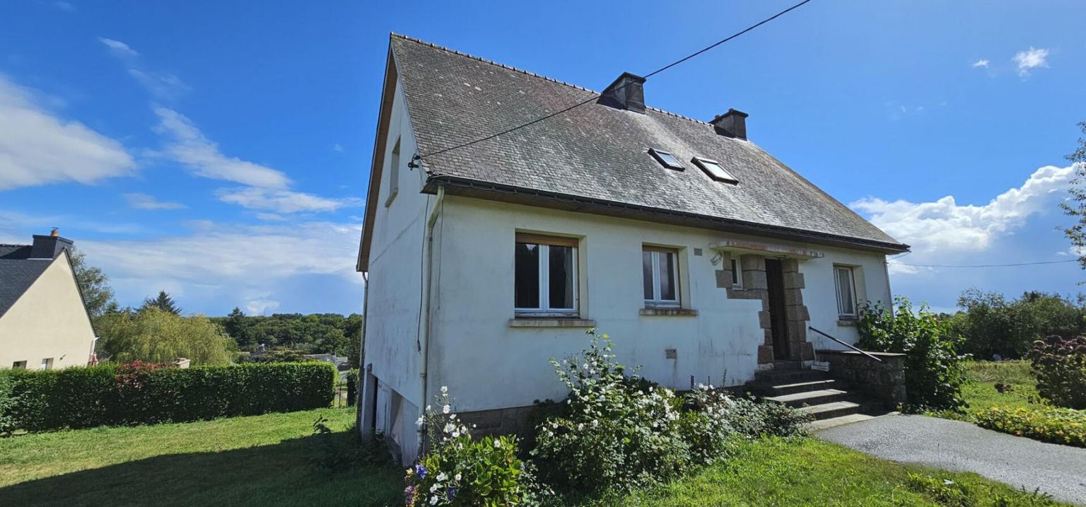 Maison familiale au coeur du bourg de Malguénac