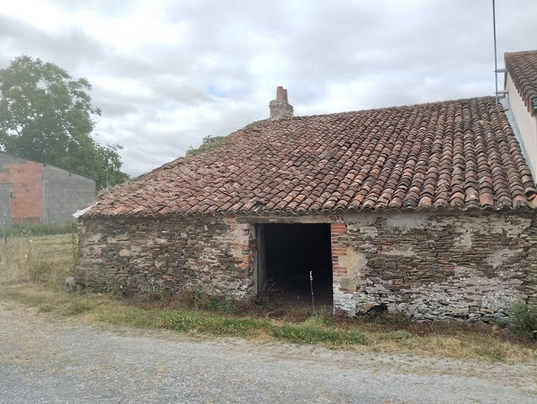 MONTREVAULT Bâtiment en pierre à rénover sur terrain de 450m², le Fuillet (49270) 3