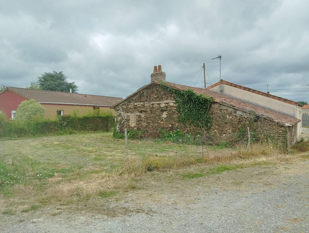 MONTREVAULT Bâtiment en pierre à rénover sur terrain de 450m², le Fuillet (49270) 4
